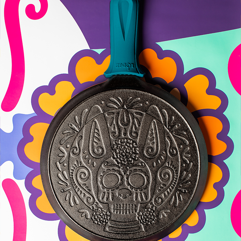 10.5 Inch Seasoned Cast Iron Xolo Sugar Skull Griddle with Deluxe Handle Holder - Image 5