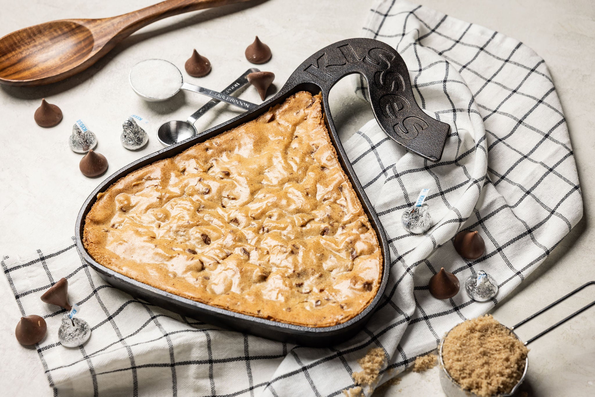 HERSHEY'S KISSES Seasoned Cast Iron KISSES Skillet - Image 2